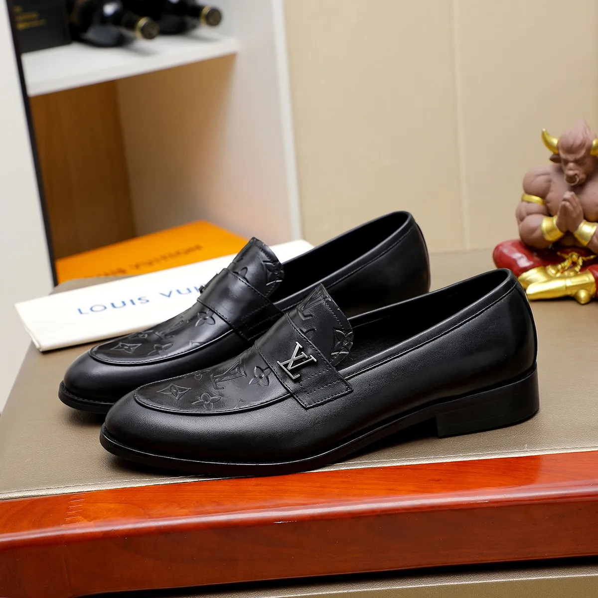 Men's Men's Shoes 💰420 💰[Louis Vuitton] LV high-end business formal leather shoes! ! Luxurious and elegant style, equal emphasis on practicality and style, professional focus on details and quality, counter original 1⃣️: 1⃣️ super accurate reproduction👍🏻! Material: The upper is made of imported original soft 🐂cowhide ➕imported first-layer sheepskin lining. Original anti-slip and wear-resistant outsole! Code number: 39--45, (38.46 custom-made) Large quantities in stock!